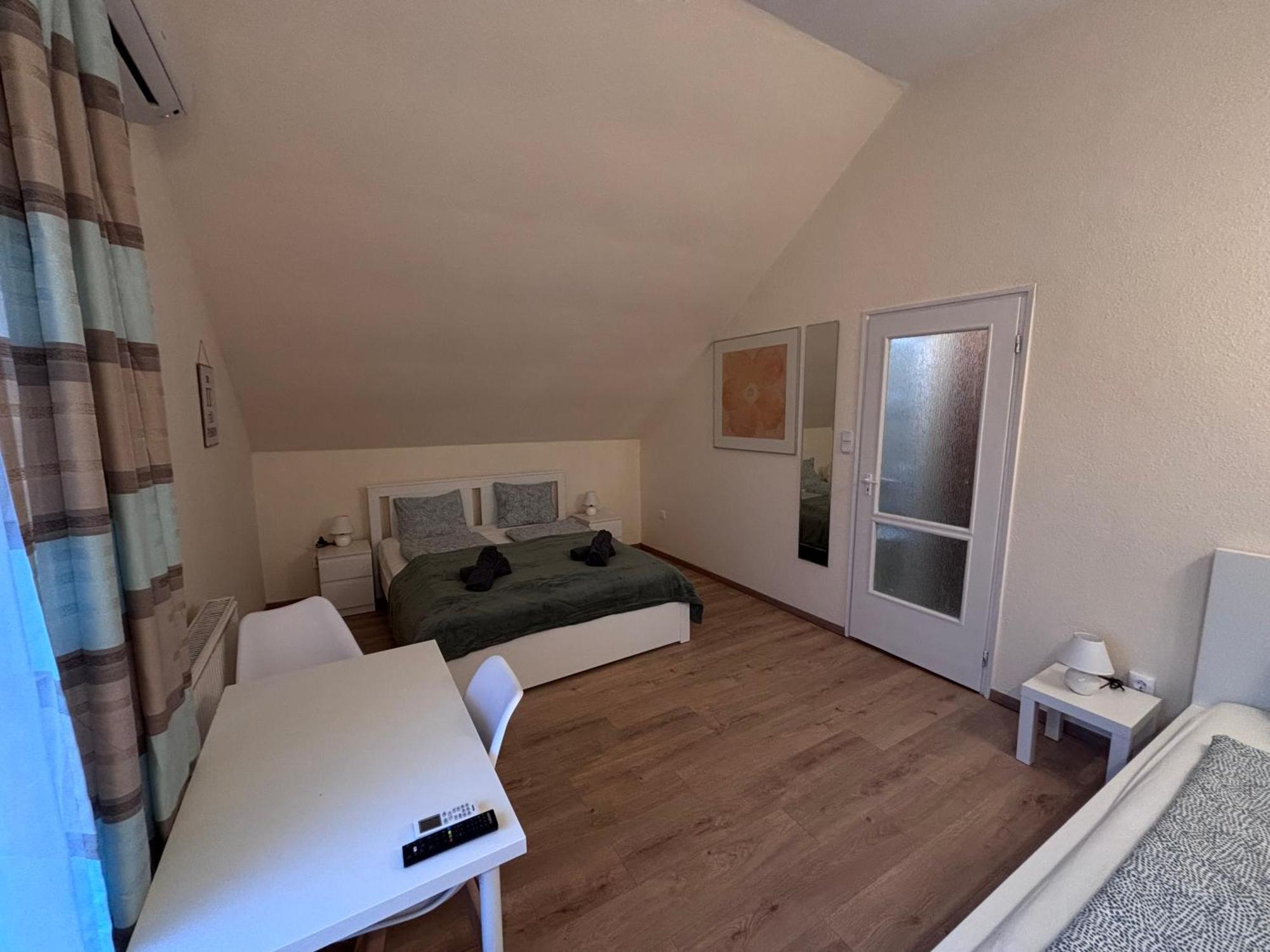 Bed and Breakfast Airportmax Panzio Вечийш Екстер'єр фото