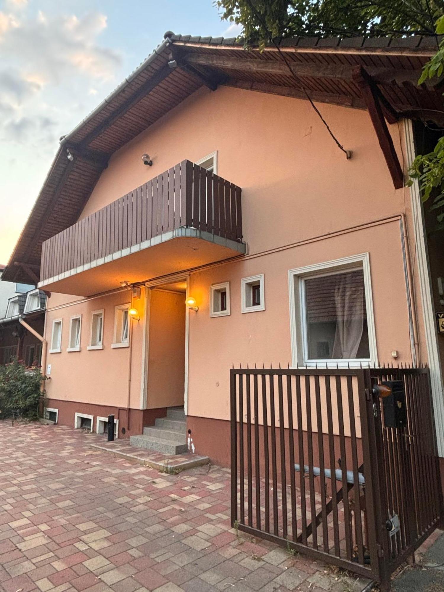Bed and Breakfast Airportmax Panzio Вечийш Екстер'єр фото
