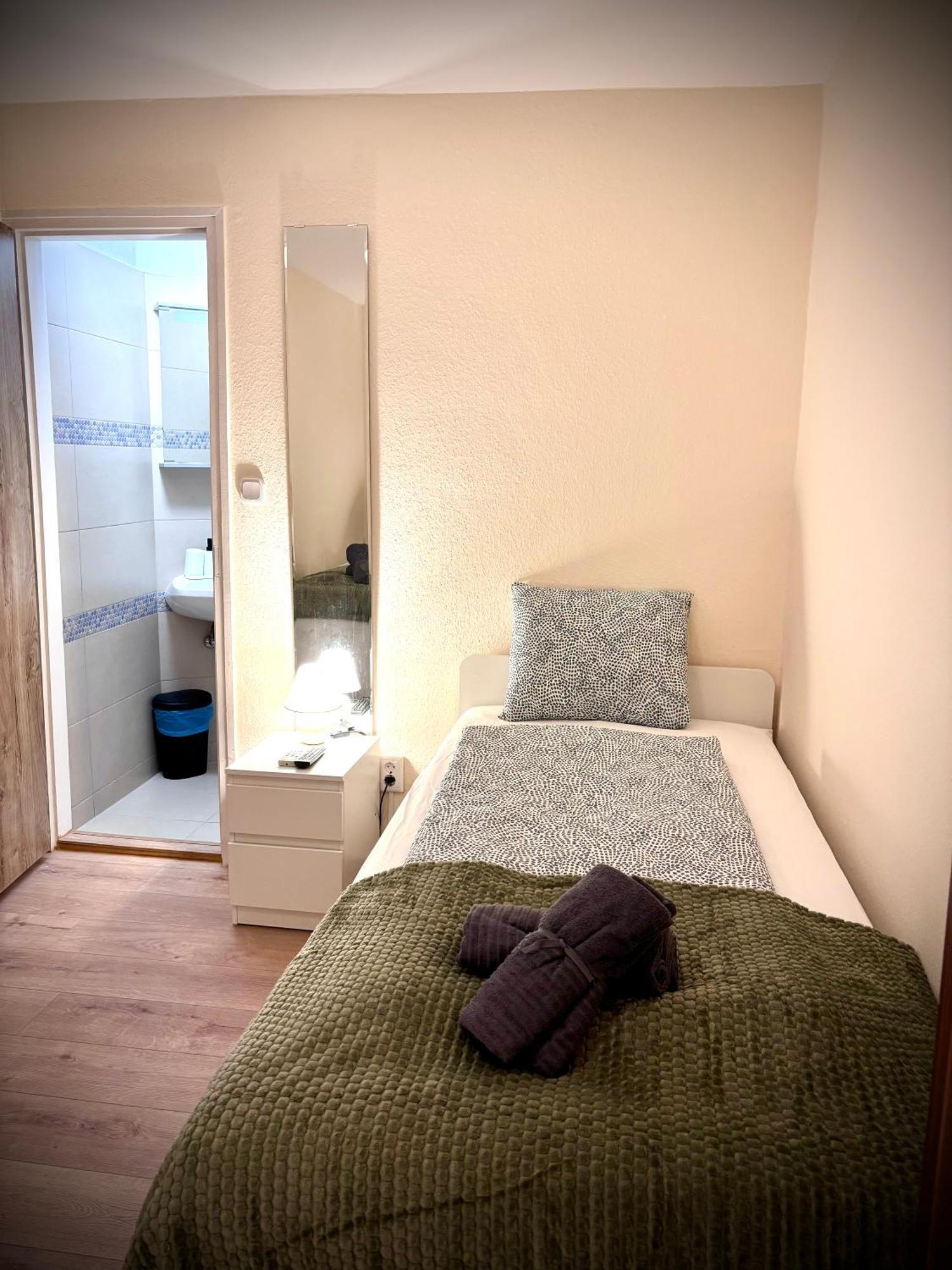 Bed and Breakfast Airportmax Panzio Вечийш Екстер'єр фото